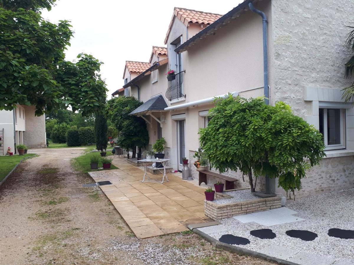 Gite Amanala Poitou Saint-Genest-d'Ambiere Exterior foto